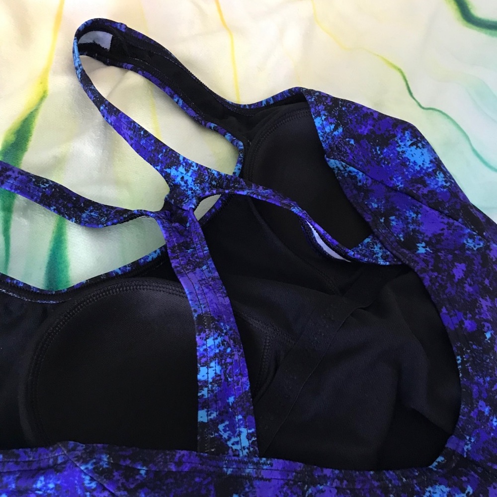 Flattering Speedo One Piece - Picture 4 of 6